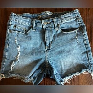 Women’s universal thread jean shorts size 6/28R midrise boyfriend short